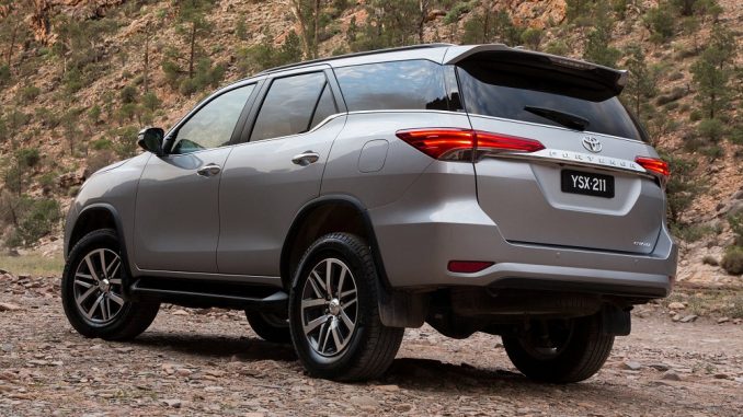 2015 Toyota Fortuner GXL side and rear
