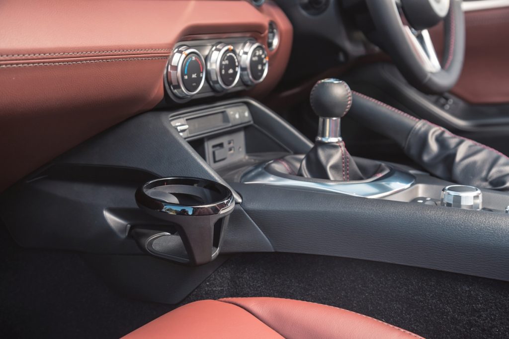 2019 Mazda MX-5 console