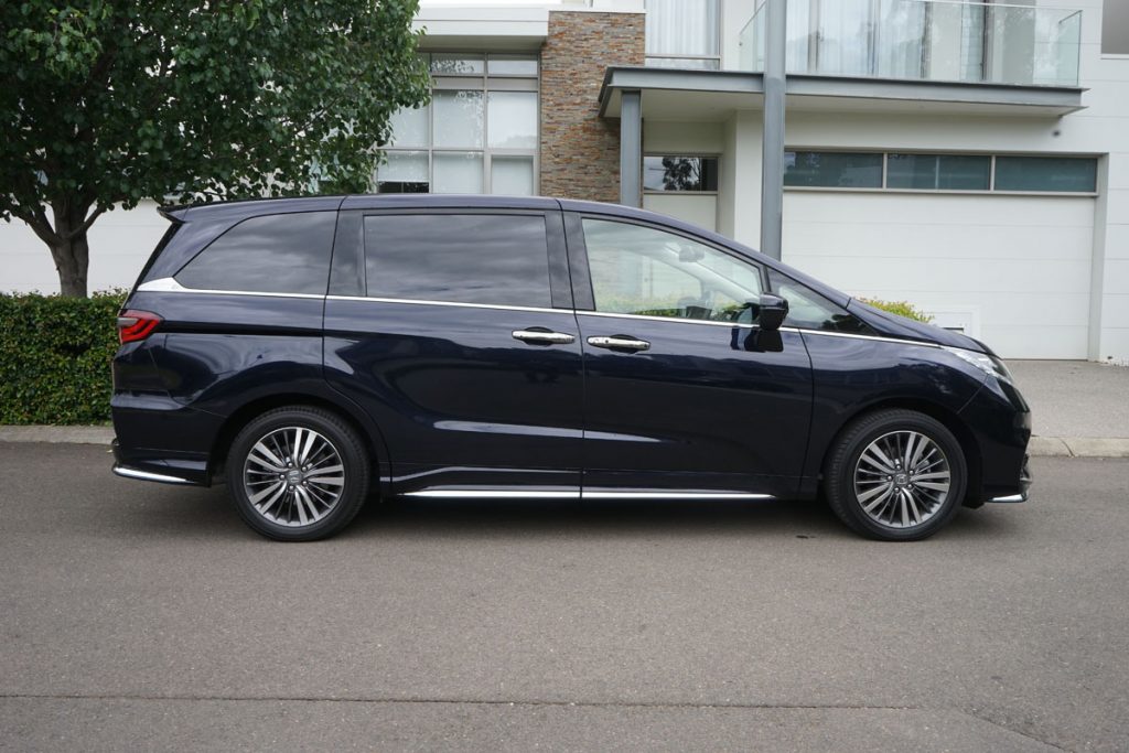 2018 Honda Odyssey VTi-L side