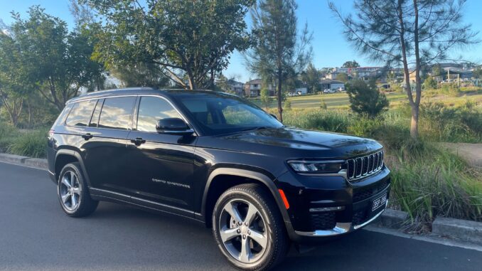 2023 Jeep Grand Cherokee front quarter